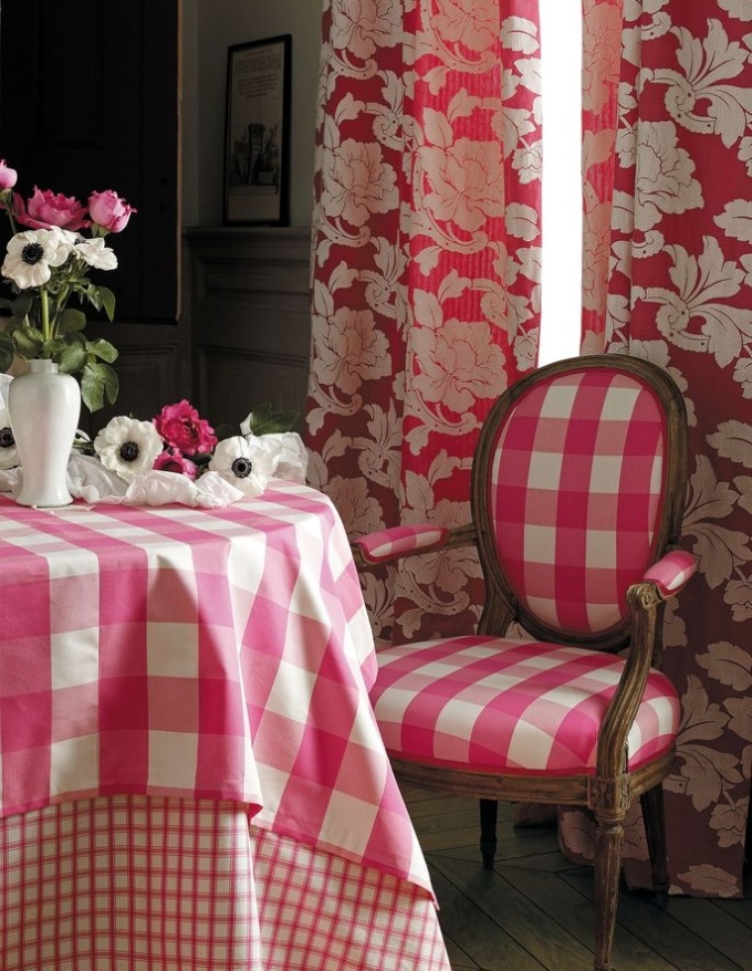 Текстильный декор в гостиной и кухне – скатерти, чехлы для стульев и шторы в единой композиции
