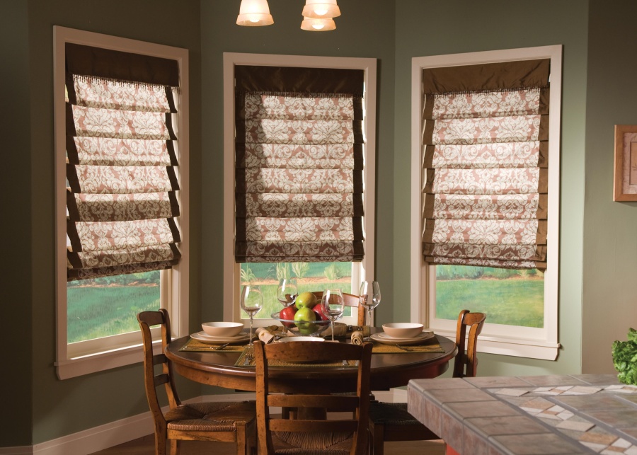 Текстильный декор в гостиной и кухне – скатерти, чехлы для стульев и шторы в единой композиции